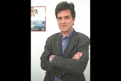 Aunque nació en Medina del Campo (Valladolid), Conde tiene fijada su residencia en León.