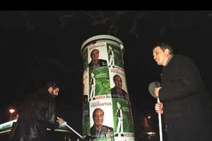 Murias y Conde, durante una pega de carteles electorales.