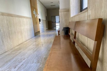 Zonas de espera vacías en una sala de vistas. MÁZ