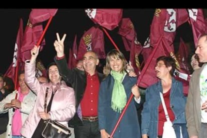 Los carteles de la pegada serán los únicos de la campaña. El PAL ha decidido donar su consignación estatal de cartelería ?más de 6.000 euros? a la Asociación Española de Lucha contra el Cáncer. «Nuestro objetivo es convencer a los leoneses de que somos la única alternativa a los dos grandes partidos que llevan machacando a León desde hace más de 20 años», explicó el candidato, Rodríguez de Francisco.