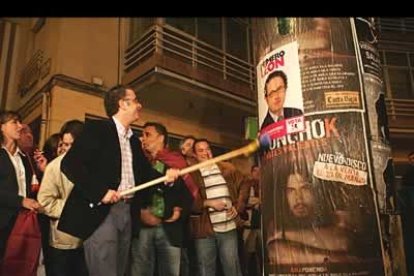 n En uno de los barrios más movidos de la ciudad pegó la UPL. El Ejido fue el escenario del acto de estreno de la campaña. «Éste será el mandato que supondrá el relanzamiento definitivo de la formación, porque sabemos qué es lo importante, el leonesismo, que es lo que impregna todas nuestras propuestas. Nosotros no tenemos jefes ni en Valladolid ni en Madrid», recordó el candidato, Javier Chamorro.