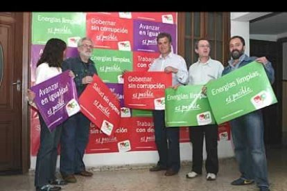 n La candidatura de IU en la capital decidió hacer una pegada simbólica en su sede. «Partimos con la ilusión de obtener representación nuevamente en el Ayuntamiento de la capital para poder decidir el gobierno. Hay que arrebatárselo a la derecha y gobernar para aquellos olvidados de los últimos 20 años», afirmó el candidato, José Luis Conde.
