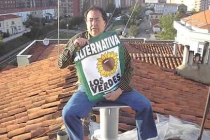 Los Verdes de Europa realizó ayer su particular pegada de carteles. Jesús Tábara Carbajo, candidato a la Alcaldía de León, se subió a un tejado del barrio de San Mamés para colocar un cartel en una antena de telefonía móvil y adquirir el compromiso de trasladar todas estas instalaciones fuera de la ciudad, en caso de ganar las elecciones.
