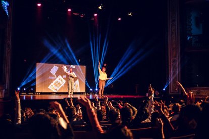Fabio el mago hace magia para toda la familia. FABIOPZMPZM.WIXSITE