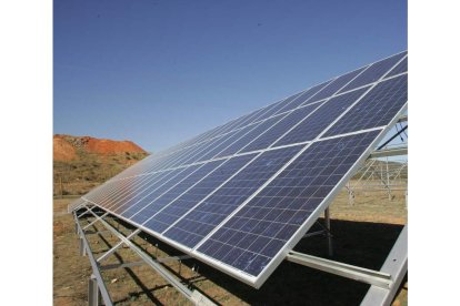 Paneles solares en imagen de archivo. L. DE LA MATA