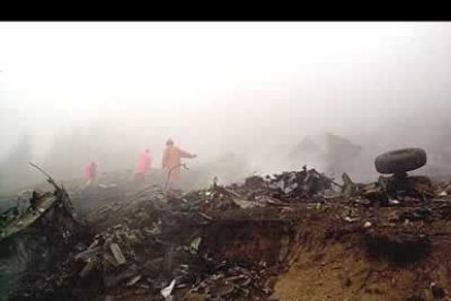 El aparato, un 'YAK-42', había partido de Kabul (Afganistán) anoche, y se disponía a hacer una escala técnica para repostar en Trabzon, cuando se precipitó al suelo, tras intentar dos aterrizajes de emergencia.
