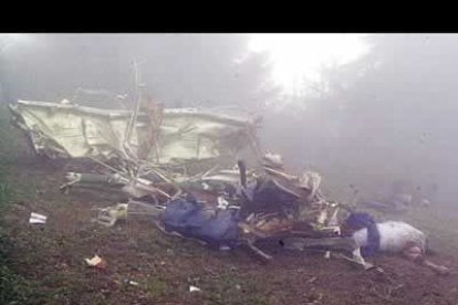 La espesa niebla reinante en la zona sería la causa del accidente. Los restos del avión se extendieron por una amplia superficie en la zona deshabitada en la que se estrelló.