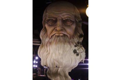Una gigantesca cabeza de Leonardo da Vinci de diez toneladas de peso. Foto: MIGUEL LORENZO