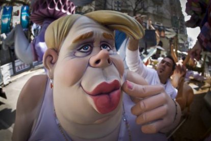 Un artista fallero repasa una de las figuras de las fallas que se quemarán el lunes 19. Foto: MIGUEL LORENZO