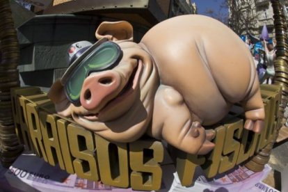 Un ninot de la falla Almirante Cadarso. La crisis económica, la corrupción y la política son temas muy recurrentes en los monumentos falleros. Foto: MIGUEL LORENZO