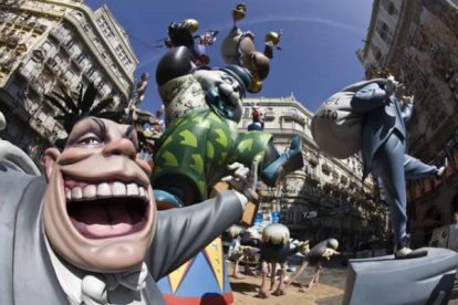 Banqueros y políticos en numerosas fallas de Valencia donde se ultiman los trabajos para la tradicional plantá. Foto: MIGUEL LORENZO