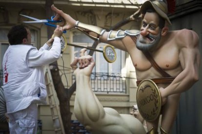 Un operario coloca unas tijeras al presidente del Gobierno Mariano Rajoy. Foto: MIGUEL LORENZO