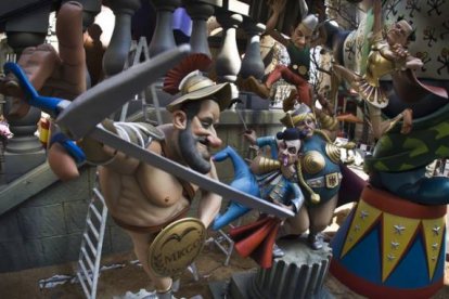 El 'ninot' gladiador de Mariano Rajoy ya posa con sus tijeras. Foto: MIGUEL LORENZO