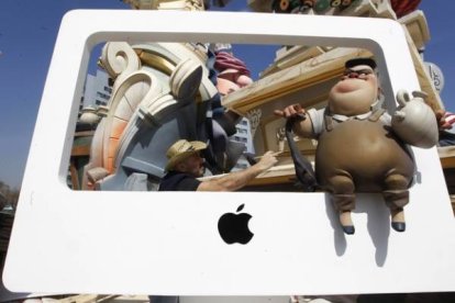 Una representación de un iPod en las fallas de Valencia. Foto: HEINO KALIS | REUTERS