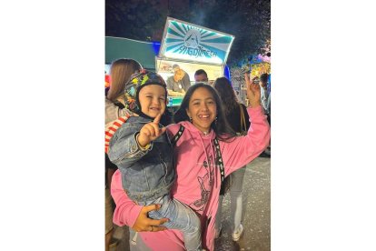 Con un gorro que tapa los bultos y con Adriana, su hermana. DL