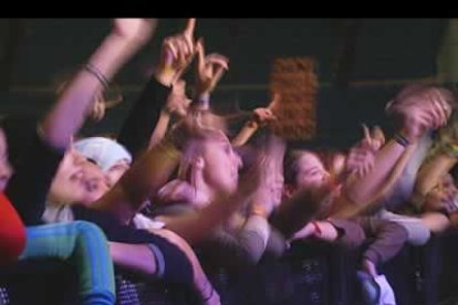 Rápidamente el público se entregó al concierto y los 3.000 espectadores coreaban todas y cada una de las canciones del repertorio, como si de un karaoque se tratara.