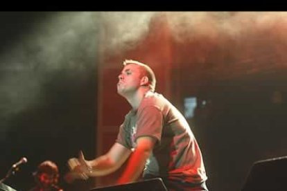 Aunque el objetivo del concierto era el de presentar en directo las canciones del nuevo trabajo, la banda no pudo dejar de intepretar temas de su anterior disco 'A contracorriente'