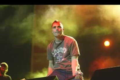 Sus temas caminan entre el pop más agresivo y la vertiente más suave del rock.