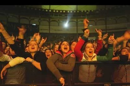 El público, la mayoría féminas, disfrutó plenamente del concierto.