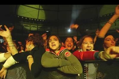 Algunas, como la joven de la derecha, llegaron a tocar a su ídolo.