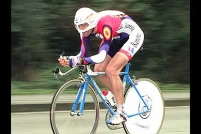 Concluída en 1996 la 'era Indurain', el equipo aborda una etapa de transición. Abraham Olano es el corredor llamado a sustituír al navarro y en 1998 consigue vencer en la Vuelta a España.