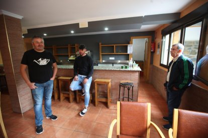 Tres vecinos en la zona de bar del edificio. L. DE LA MATA