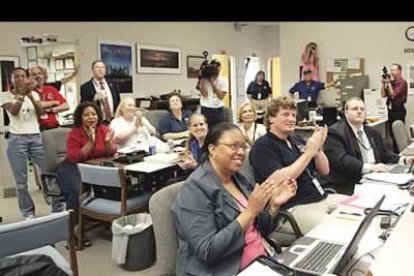 La alegría invadió a los trabajadores del Centro Espacial Kennedy cuando el Discovery tocó tierra.