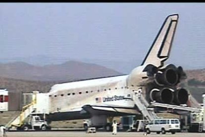 Los técnicos revisaron el transbordador antes de que los astronautas desembarcaran.