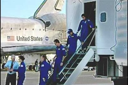 La comandante del Discovery, Eileen Collins, es saludada luego de salir del transbordador con su tripulación.