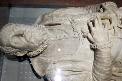 Sepulcro de Don Suero de Quiñones, que junto al de su esposa, Elvira de Zúñiga, están en la Hispanic Society. SAILKO