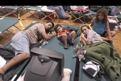 O en refugios de la Cruz Roja, como éste en una iglesia metodista, donde además de la familia Castro que se ve en la imagen se resguardaron otras 360 personas.