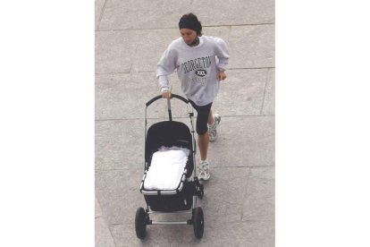 Una mujer haciendo footing con el carrito de su bebé en el 2007 en Valencia | Kai Försterling. Efe.