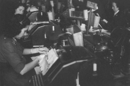 Empleadas de Correos en el Palacio de Comunicaciones | Hermes Pato