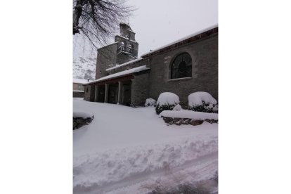 Murias de Paredes, cubierto por la nieve. dl