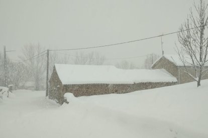 La nieve llegó hasta Paradilla de Gordón. DL