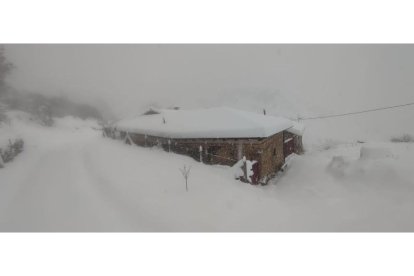 La nieve llegó hasta Paradilla de Gordón. DL