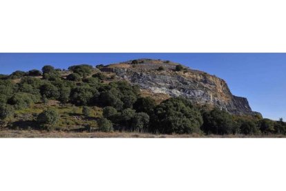 El castillo de Llanos de Alba, construido en el siglo IX, desde el que se puede divisar todo el valle del río Bernesga. HISPANIA NOSTRA