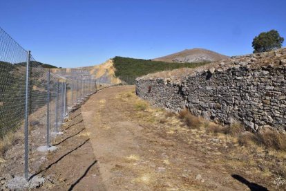 Imagen de la cantera que bordea todos los flancos del castillo y la valla metálica que rodea la fortaleza. HISPANIA NOSTRA