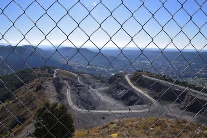 Imagen de la cantera que bordea todos los flancos del castillo y la valla metálica que rodea la fortaleza. HISPANIA NOSTRA