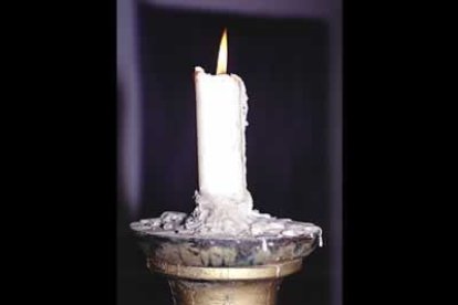 En medio de la noche, una luz brilla en la capilla de Jesus.