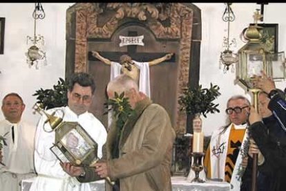 Momento en el que se bendicen los ramos en Las Grañeras.