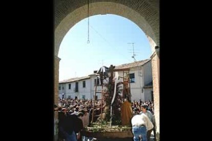 Las dimensiones de los pasos hacen que los jovenes calculen muy bien el espacio por el que debe acceder a la capilla de Jesus.