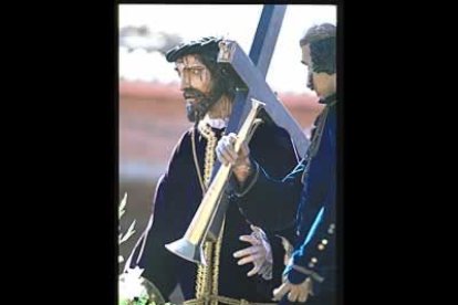 Tres figuras componen el paso de Jesus Nazareno. El Cristo, Simon Cireneo y Sayón. Se dice por Sahagún que este es el paso oficial de la cofradia, procesionado  trtdicionalmente por los hortelanos.