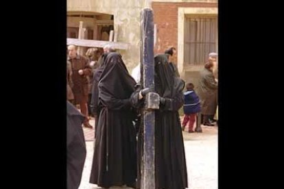 Cruz en la que horas más tarde reposará el Cristo articulado, en la  procesion de los pasos en la mañana del Viernes Santo en Sahagún.