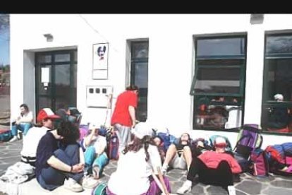 Es un albergue muy juvenil.  En el interior no se permite fumar. Dan sábanas de celulosa gratuitas y además cuenta con sala de televisión y biblioteca.