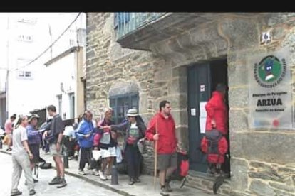 46 plazas y cuatro duchas. Los peregrinos deben abandonar el albergue a las 8.00 de la mañana y, como en todos, colaborar en su limpieza y mantenimiento.