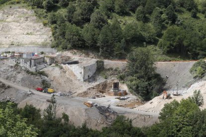 Imagen de ayer de las obras; el nuevo pilar se ve en el medio, abajo. ANA F. BARREDO