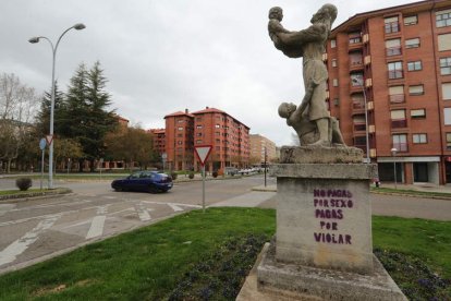 Monumento a la Madre, en el inicio del paseo de las Huertas, en el centro de Ponferrada. L. DE LA MATA