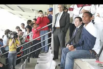 El camerunés siguió el partido  que enfrentó a Camerum contra el Paris Saint Germain desde las gradas de la Ciudad Deportiva de Puente Castro, acompañado del presidente de la Cultural y Deportiva Leonesa, Domingo Cueto.