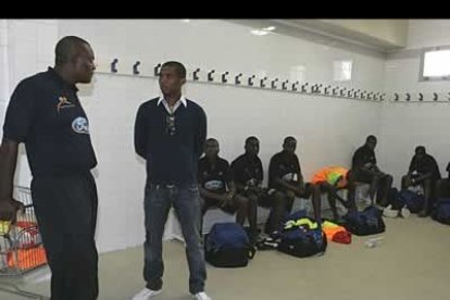 La humanidad de Samuel Eto'o brilló por encima de su calidad como futbolista durante la jornada en la que se acercó a sus chicos de Camerún, a los que apadrina, para que tengan una vida mejor a la que él tuvo en su niñez. Se reunió con ellos en el vestuario. No quiso desvelar lo que les manifestó, «porque hay que respetar el código del vestuario».